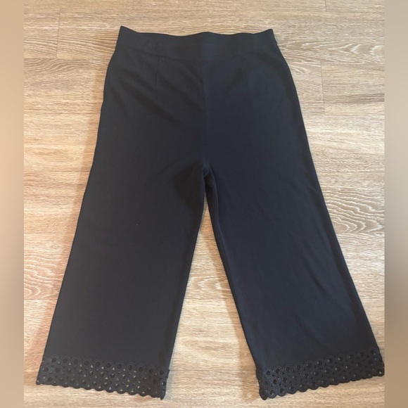 Misook Pants Cropped Black Wide Leg  Laser Cut Eyelet Hem Pull On Stretch  L - Picture 1 of 5